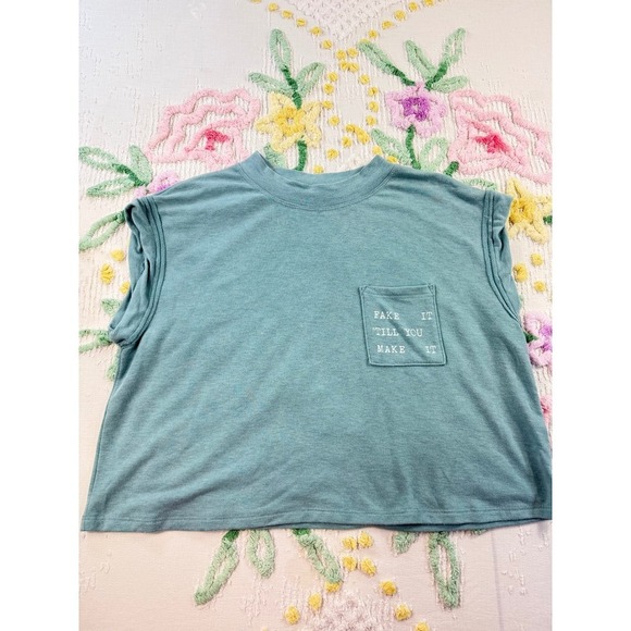 Ces Femme Cropped Muscle Tee "Fake It Till You Make It" Pocket Graphic Top S - Picture 1 of 8